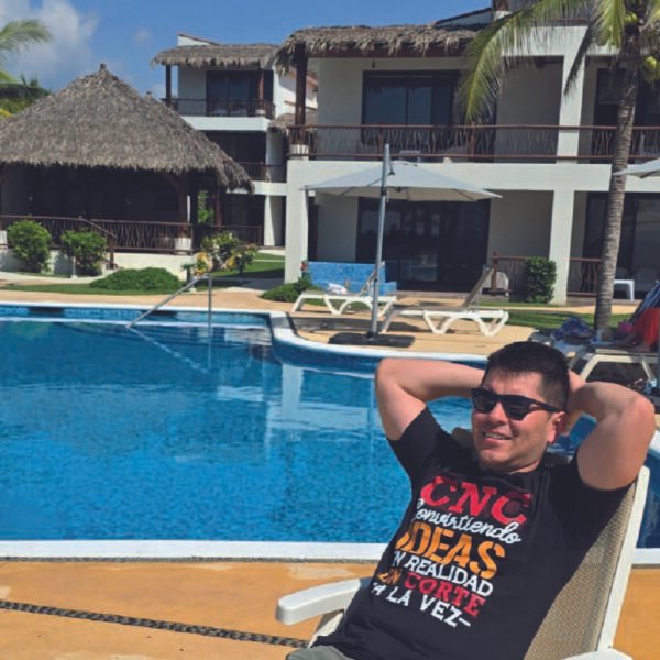 "CNC convirtiendo ideas en realidad un corte a la vez" Playera Unisex